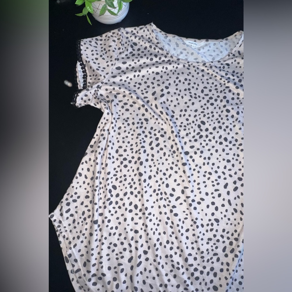 Amaryllis Polka Dot Top with Black Poms design on Sleeves Size 1XL EUC